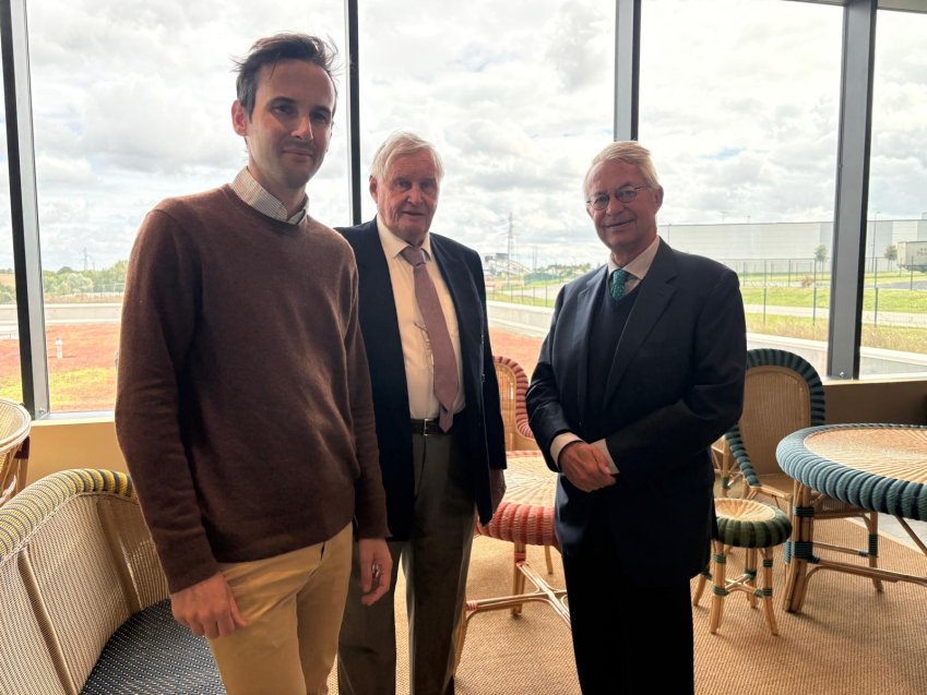 de g. à dr. Diego Dubois, petit-fils du dirigeant, Bruno Dubois, dirigeant, et Philippe Marini, président de l'agglomération de la région de Compiègne. 
