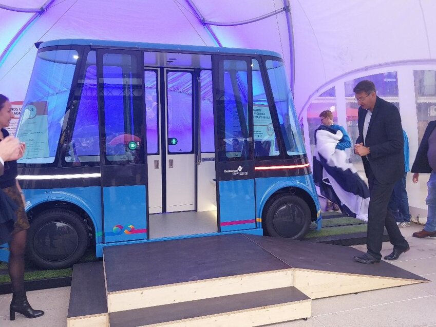 Le maire de Dunkerque et président de la Communauté urbaine, Patrice Vergriete, a dévoilé le prototype de la navette développée par la start-up française Urbanloop le 20 septembre dernier à Dunkerque.