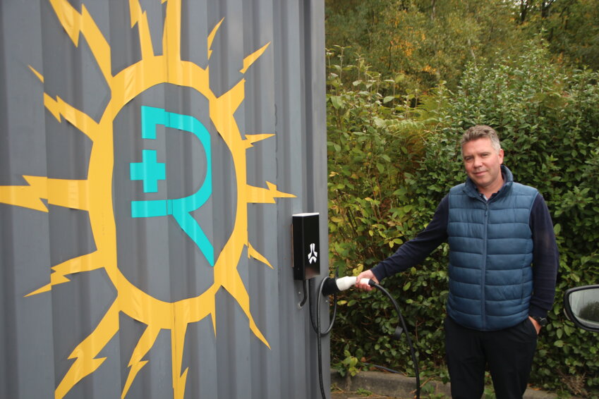 Rayione a installé conteneur autonome sur le parking de Seine Ecopolis. Des panneaux photovoltaïques alimentent une batterie Rayione, capable de recharger un véhicule électrique. © Aletheia Press / B.Delabre