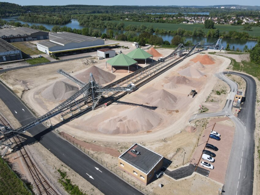 La plateforme multimodale est installée sur une friche datant des années 1990 qui a nécessité une opération de dépollution. © Carrières de Vignats