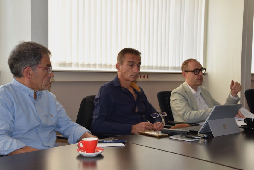 Philippe Drumez, conseiller délégué en charge du sport ; Hervé Deroubaix, vice-président en charge des finances, du contrôle de gestion et des commandes publiques ; et Olivier Gacquerre, président de la Communauté d’Agglomération de Béthune-Bruay, Artois Lys Romane. 