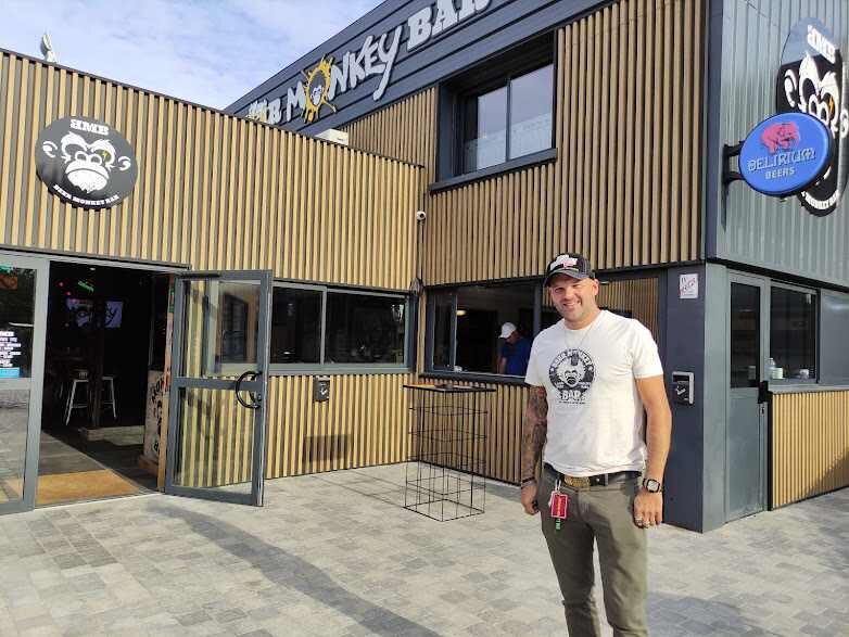 Olivier Hutin devant le Beer Monkey Bar de Chauny, 2ème du nom après celui qu'il a créé à Laon en 2022.