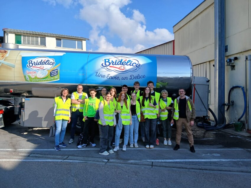 Des élèves de Première Bac Pro PIPAC et de Première année de BTS BioQuAlim ont visité la société fromagère de Raival. © EPL Agro de la Meuse.