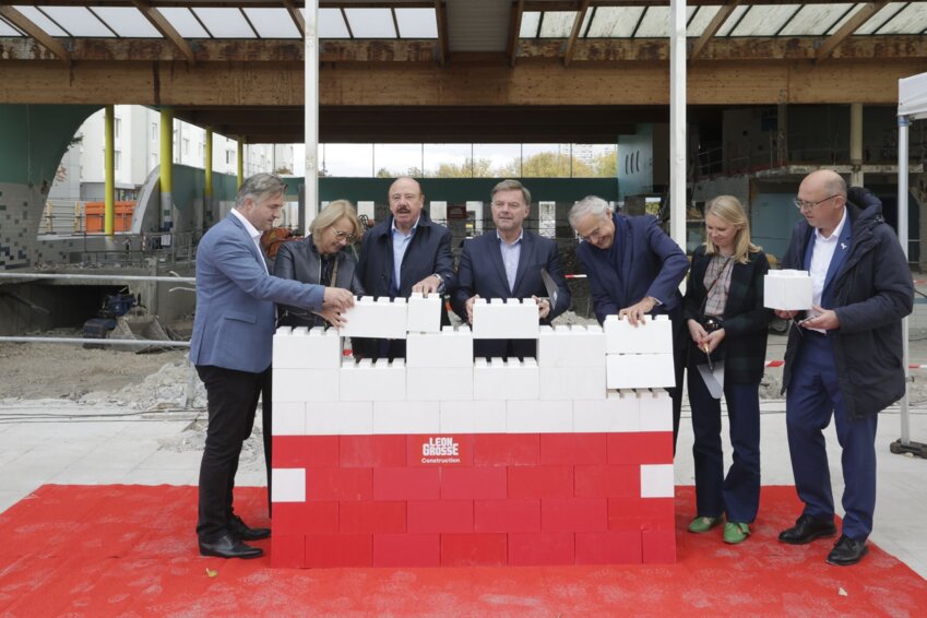 Les officiels et les élus du territoire ont symboliquement posé la première pierre. © Laurent Rousselin