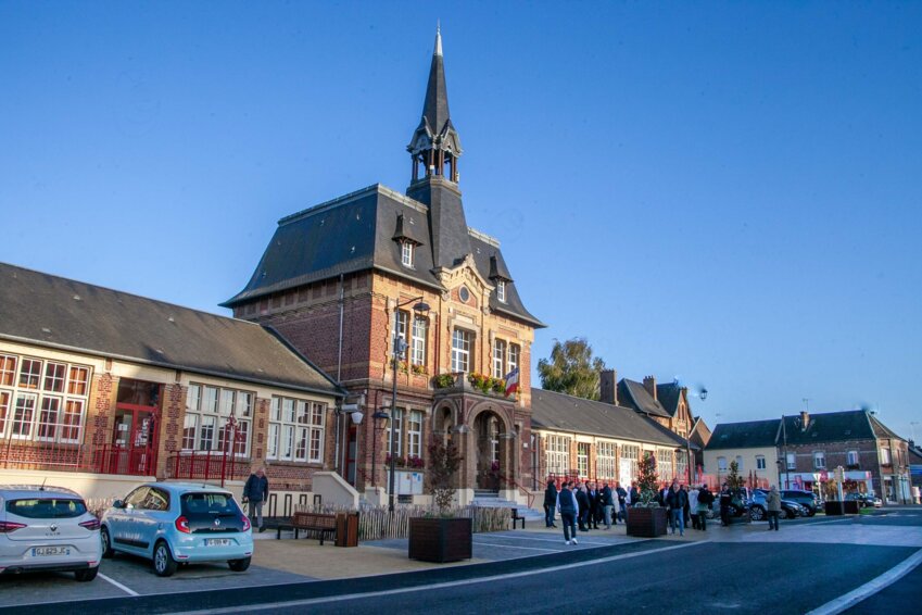 La place de Flavy-le-Martel restaurée. (c) CD 02