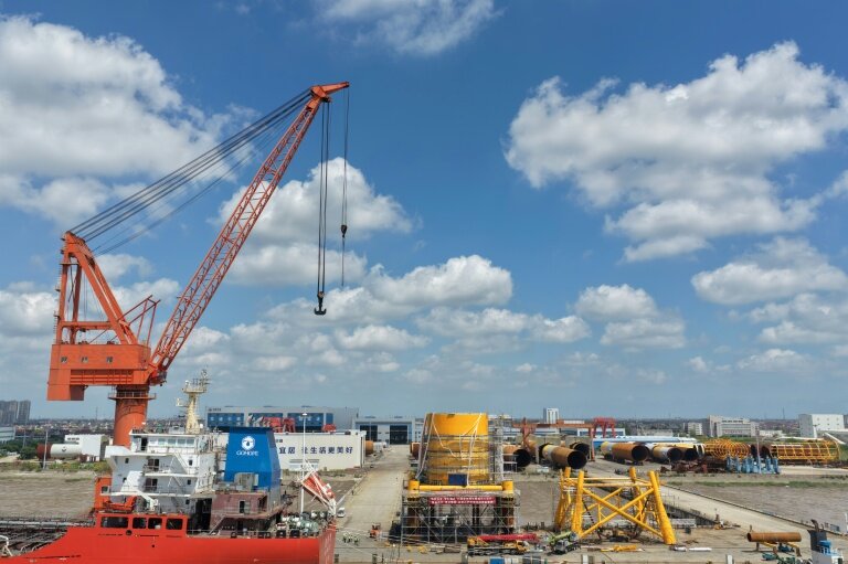 Un centre de données qui va être immergé en mer, développé par la société Highlander, est assemblé sur un chantier naval à Nantong, en Chine, le 11 septembre 2025 © STR