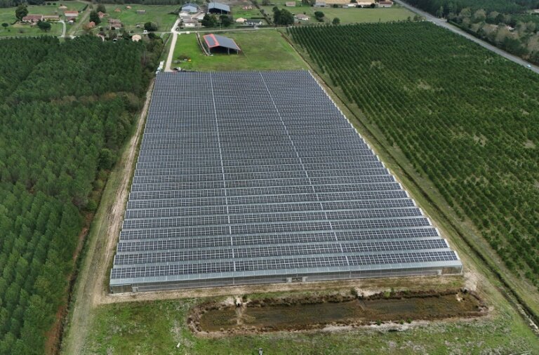 Vue aérienne d'une serre dont le toit est en partie constitué de panneaux photovoltaïques, au Temple, le 3 octobre 2025 en Gironde © Christophe ARCHAMBAULT