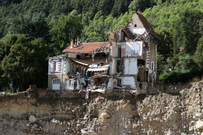 Une maison en partie effondrée à Saint-Martin-Vésubie, dans les Alpes-Maritimes, le 21 septembre 2021 © Valery HACHE