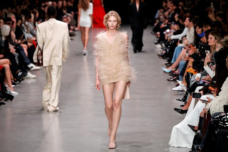 Une création Stella McCartney présentée lors de son défilé printemps-été 2026 à la Fashion Week de Paris, le 30 septembre 2025 © GEOFFROY VAN DER HASSELT