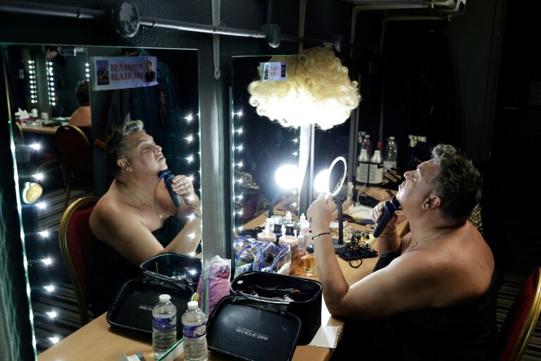 Le comédien transformiste Thierry Wilson se prépare pour devenir Zize Dupanier dans sa loge du théâtre de la Comédie Bastille à Paris, le 23 septembre 2025 © STEPHANE DE SAKUTIN