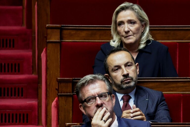La présidente du groupe Rassemblement national à l'Assemblée nationale, Marine Le Pen, et le député RN Sébastien Chenu (c) à l'Assemblée nationale à Paris le 1er octobre 2025 © STEPHANE DE SAKUTIN