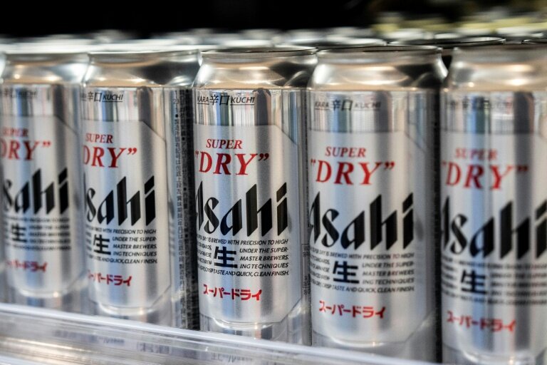 Des canettes de bière Asahi dans un supermarché à Tokyo le 3 octobre 2025 © Yuichi YAMAZAKI