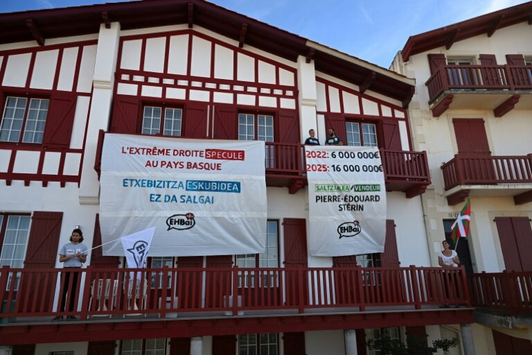 Des banderoles ont été déployées sur la villa "Ugaina", au Pays basque, le 2 octobre 2025 © Gaizka IROZ