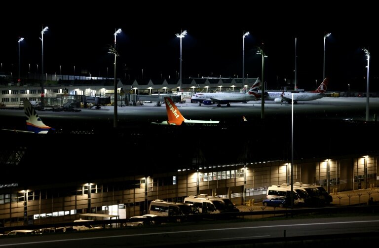 Un avion de la compagnie aérienne EasyJet parmi d'autres immobilisés à l'aéroport international de Munich, dans le sud de l'Allemagne, tôt le matin du 4 octobre 2025 © Michaela STACHE