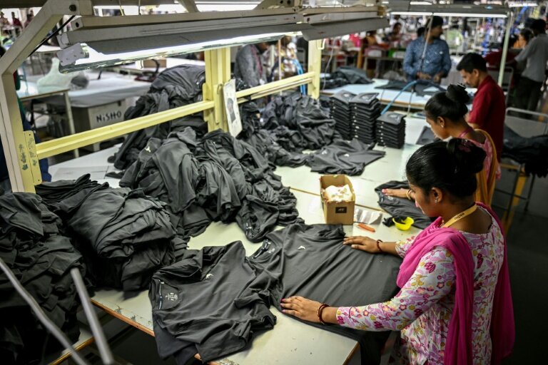 Des employés travaillent dans une usine de vêtements à Tiruppur, dans l'État du Tamil Nadu, dans le sud de l'Inde, le 23 septembre 2025 © R. Satish BABU