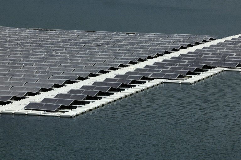 Une installation solaire photovoltaïque flottante mise en place sur le barrage de l'Oued Rmel, dans le cadre d'un parc solaire situé près du port Tanger Med, dans la province de Fahs-Anjra, à l'ouest de la ville de Tanger, le 7 août 2025. © Abdel Majid BZIOUAT