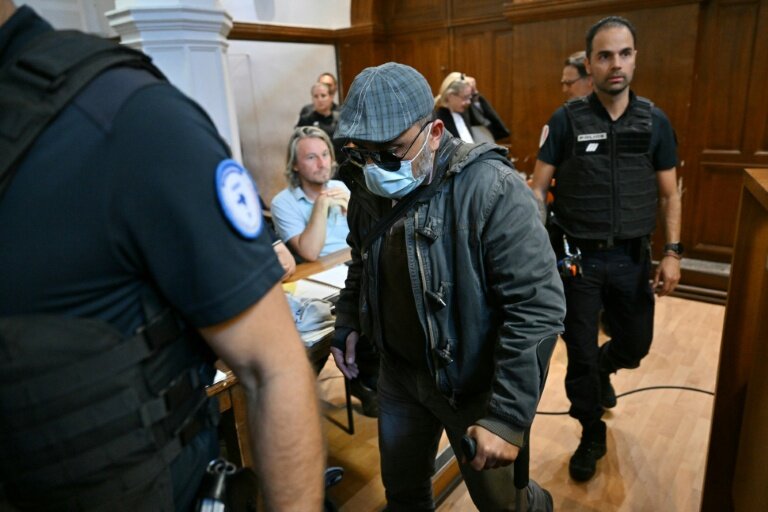L'accusé Husamettin Dogan arrive au palais de justice de Nîmes pour le procès en appel des viols de Mazan, le 8 octobre 2025 dans le Gard © Christophe Simon