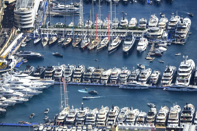 Des yachts amarrés au port Hercule, à Monaco, le 29 septembre 2022 © Valery HACHE