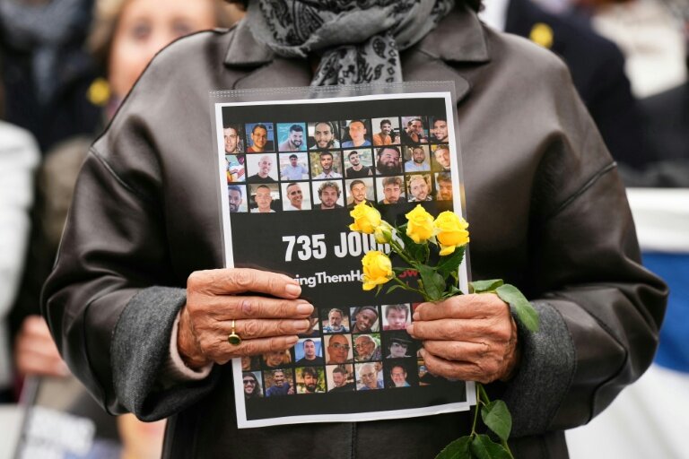 Des portraits d'otages détenus à Gaza, pendant un rassemblement place du Trocadéro à Paris, le 10 octobre 2025 © Dimitar DILKOFF