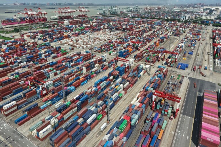 Vue aérienne de conteneurs au port de Shanghai, le 13 octobre 2025 © STR