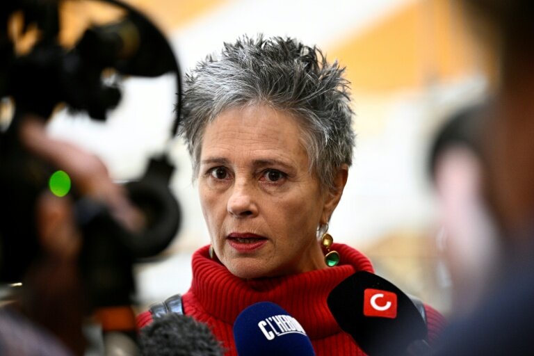 L'actrice Anouk Grinberg à son arrivée au tribunal de Paris pour le procès de Gérard Depardieu, le 24 mars 2025 © JULIEN DE ROSA