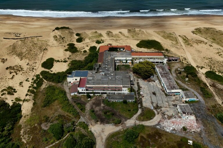 Vue aérienne de l'institut hélio-marin de Labenne (Landes), menacé par l'érosion, le 24 juillet 2025 © Christophe ARCHAMBAULT