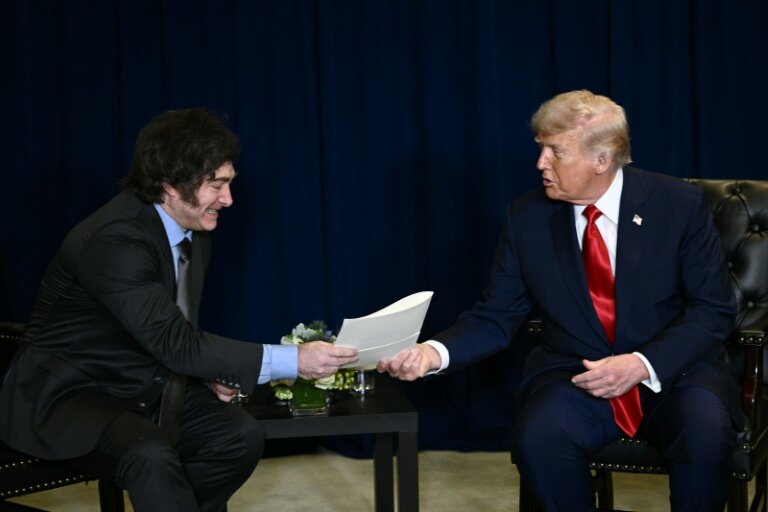 Le président américain Donald Trump (d) et son homologue argentin Javier Milei lors d'une rencontre en marge de l'Assemblée générale de l'ONU, le 23 septembre 2025 à New York © Brendan SMIALOWSKI