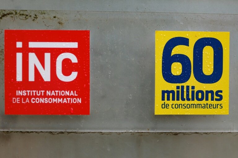 Les logos du magazine "60 millions de consommateurs" et de l'Institut National de la Consommation (INC) au siège de la publication à Malakoff, le 19 novembre 2024 dans les Hauts-de-Seine © Ian LANGSDON