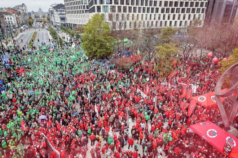 Vue de la manifestation contre les coupes budgétaires qui a réuni des dizaines de milliers de personnes, le 14 octobre 2025 à Bruxelles © JAMES ARTHUR GEKIERE
