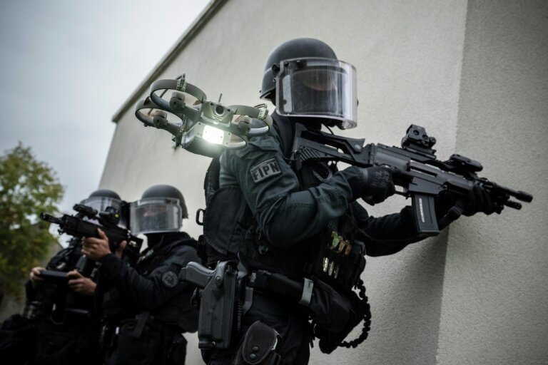 Des membres du RAID participent à un exercice d'entraînement à la libération d'otages, au quartier général du RAID, à Bièvres, dans la banlieue sud de Paris, le 8 octobre 2025 © JULIEN DE ROSA