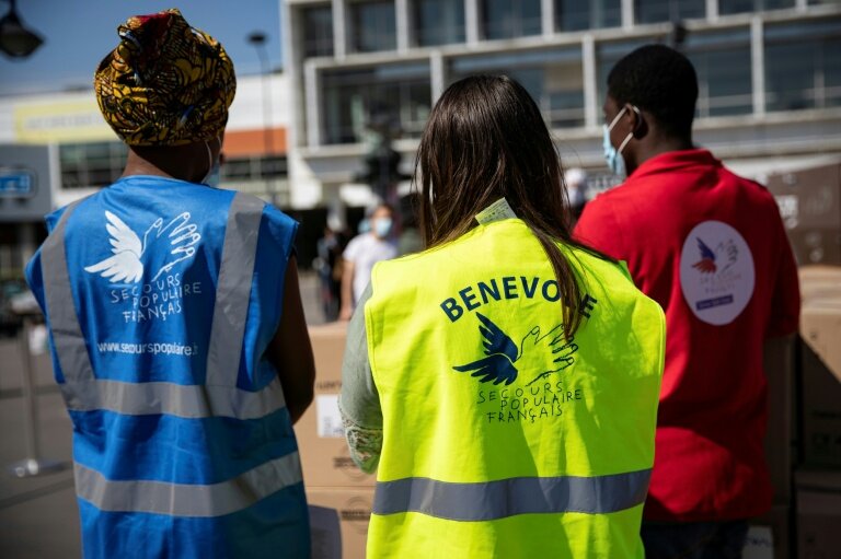 Des bénévoles du Secours populaire distribuent des produits alimentaires et d'hygiène devant l'université Paris 8 à Saint-Denis le 6 mai 2020 © Thomas SAMSON