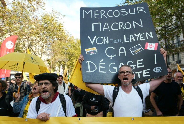 Des agriculteurs manifestent à Paris contre l'accord Mercosur de libre-échange entre l'Union européenne et les pays d'Amérique latine, le 14 octobre 2025 © Dimitar DILKOFF