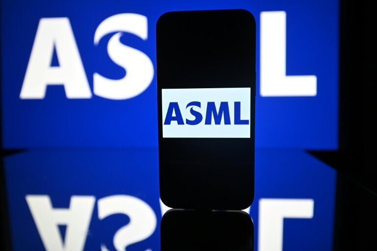 Cette photographie montre des écrans affichant le logo du groupe néerlandais Advanced Semiconductor Materials Lithography (ASML), à Toulouse, dans le sud-ouest de la France, le 9 septembre 2025. © Lionel BONAVENTURE