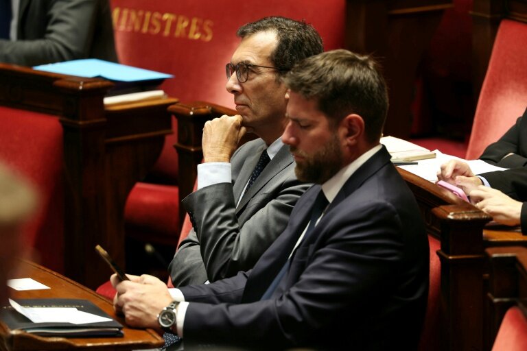 Le ministre du Travail, Jean-Pierre Farandou (g), et le ministre du Logement, Vincent Jeanbrun, à l'Assemblée nationale, le 14 octobre 2025 à Paris © Thomas SAMSON