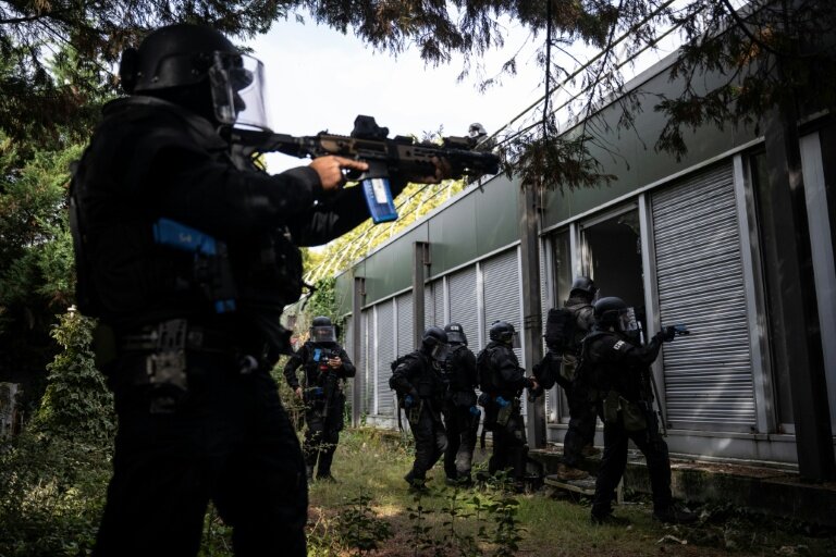 Des membres du RAID (Recherche, Assistance, Intervention, Dissuasion) participent à un exercice d'entraînement à la libération d'otages, au quartier général du RAID, à Bièvres, dans la banlieue sud de Paris, le 8 octobre 2025 © JULIEN DE ROSA