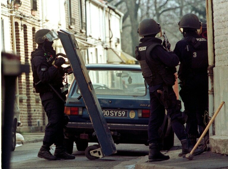 Le RAID donne l'assaut le 29 mars 1996 au 59 de la rue Carette à Roubaix, domicile des membres du gang de Roubaix © FRANCOIS LO PRESTI