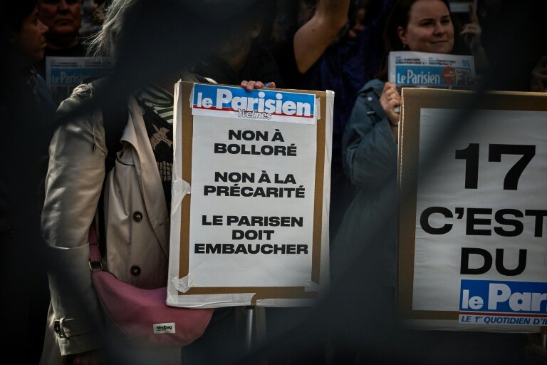 Des salariés du Parisien s'étaient rassemblés à Paris, le 22 septembre 2025, devant leur siège pour protester contre la rumeur de vente du quotidien au groupe de médias Bolloré. © Kiran RIDLEY