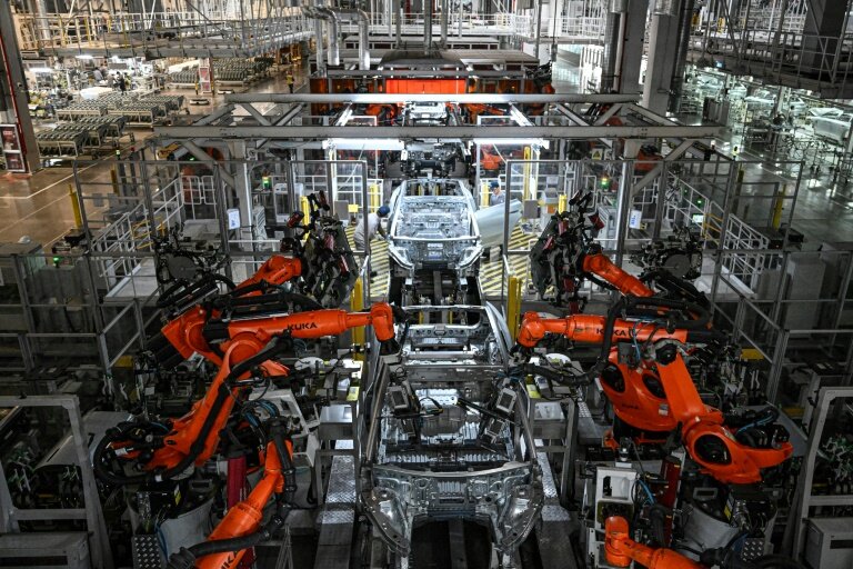 Une chaîne de production de véhicules électriques dans une usine du constructeur automobile chinois NIO à Hefei, dans la province d'Anhui, dans l'est de la Chine, le 24 septembre 2025 © Jade GAO