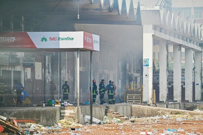 Des pompiers inspectent le terminal de fret de l'aéroport international Hazrat Shahjalal de Dacca au Bangladesh, le 19 octobre 2025, au lendemain de l'incendie qui l'a ravagé © Munir UZ ZAMAN