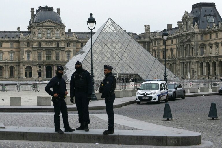 Des policiers devant le musée du Louvre, cible d'un spectaculaire cambriolage, le 19 octobre 2025 à Paris © Dimitar DILKOFF