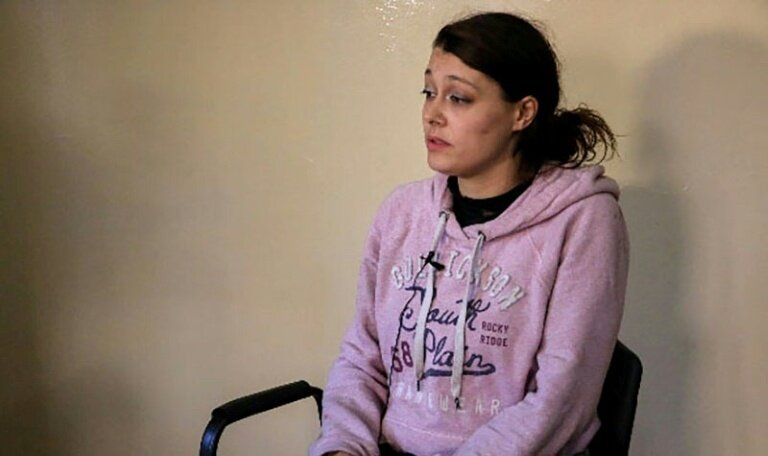 Image diffusée par le service de presse des Forces démocratiques syriennes (FDS) le 8 janvier 2018 montrant Emilie König s'exprimant dans un lieu tenu secret en Syrie © Handout