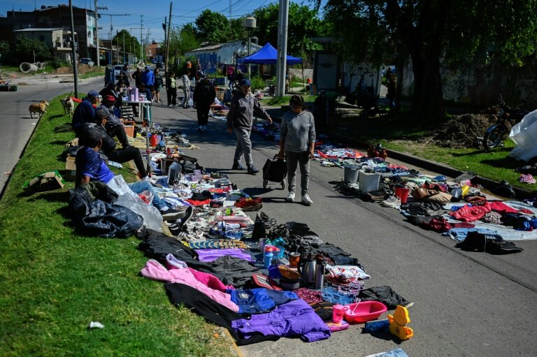 Un marché de rue à Villa Fiorito, dans la banlieue de Buenos Aires, le 19 octobre 2025 en Argentine © Luis ROBAYO