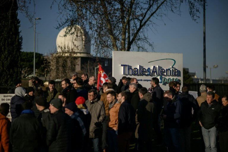 Les membres de l'intersyndicale Thales Alenia Space (TAS) manifestent devant le campus de l'entreprise après des négociations salariales annuelles difficiles, le 6 février 2025 à Toulouse © Ed JONES