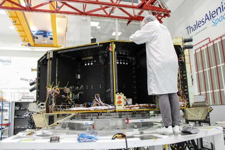 Un ingénieur à l'oeuvre pour le satellite Plato pour l'ESA à Cannes, dan sle sud de la France, le 23 septembre 2024 © Bénédicte REY