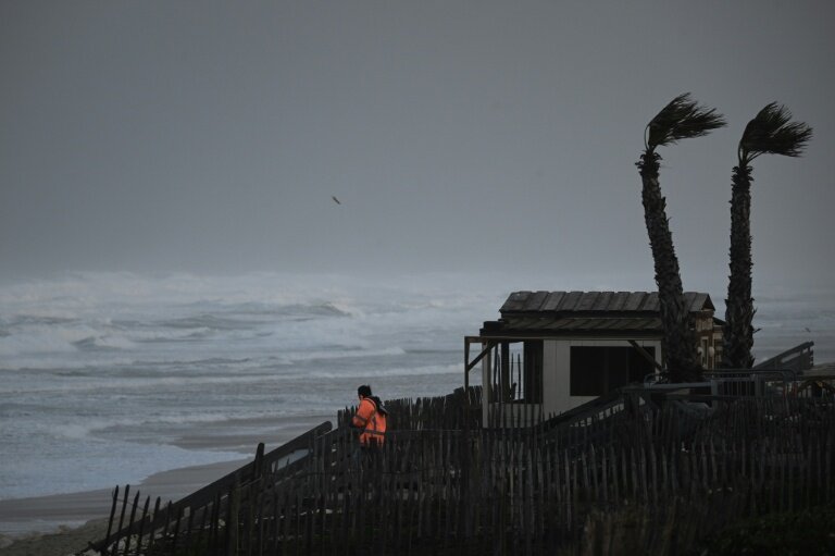 Forte houle et rafales de vent sous l'effet de la tempête Benjamin à Lacanou, le 23 octobre 2025 en Gironde © Philippe LOPEZ