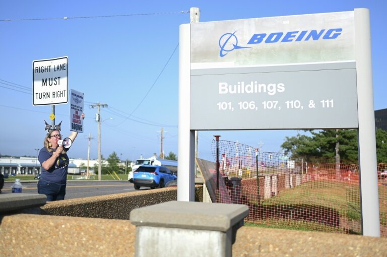Des grévistes devant une usine militaire de Boeing à Berkeley, dans le Missouri, aux Etats-Unis, le 5 août 2025 © Michael B. Thomas