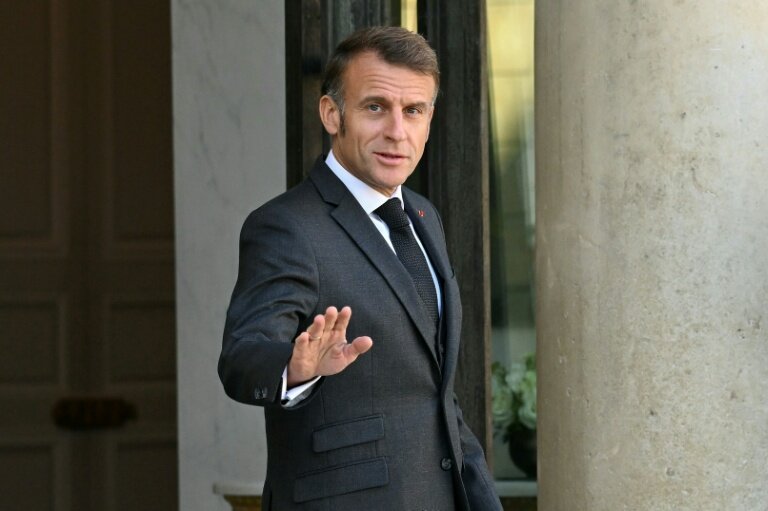 Le président Emmanuel Macron sur le perron de l'Elysée, le 17 octobre 2025 à Paris © Bertrand GUAY