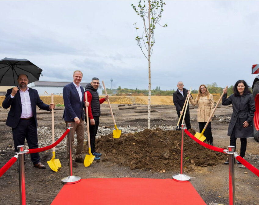 © AGCO. Plantation du premier arbre affirmant l’enracinement d’AGCO dans le territoire mosellan.