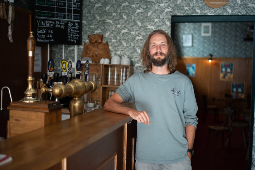 © Julie Clessienne. Quentin Decornet auprès de ses «becs», dont le traditionnel «cask ale», hommage aux pubs anglais.