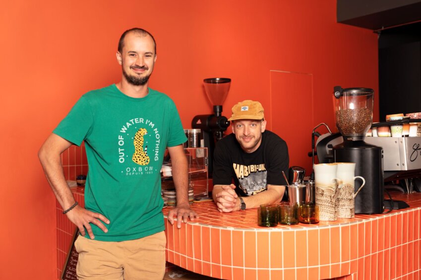 (c) Laurence Deleau. Romain Da Costa et Sébastien Nouzé, les fondateurs de  Flem Slow Coffee Shop entendent démocratiser le café dit de spécialité.